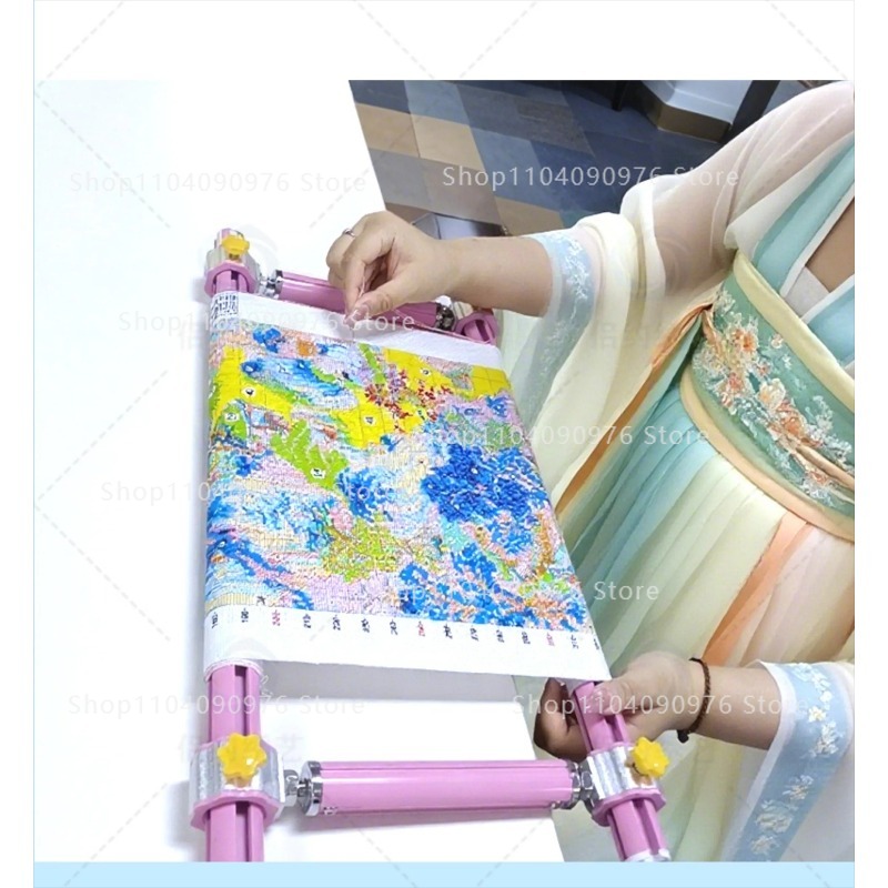 Embroidery Xpress - Farbenfrohe Vierfach-Schiebestangen-M-Form-Stretch-Kreuzstich-Spezial-Dreieck-Pressstoffstange, verstellbar, verdickte Aluminiumlegierung